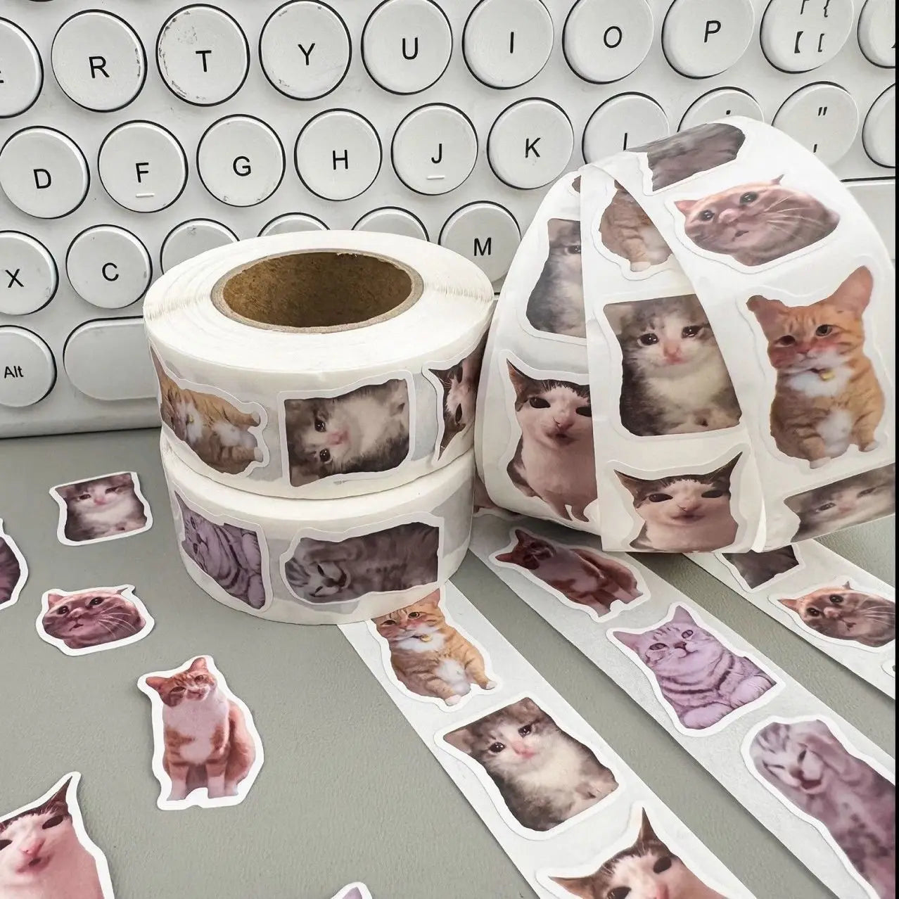 500PCS/Roll Cat Meme Stickers 7 Styles Funny Cat Stickers Cute Animal Decals Vinyl Waterproof Sticker for Scrapbooking DIY